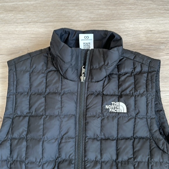 The North Face Women's Black Puffer Vest - Picture 8 of 11